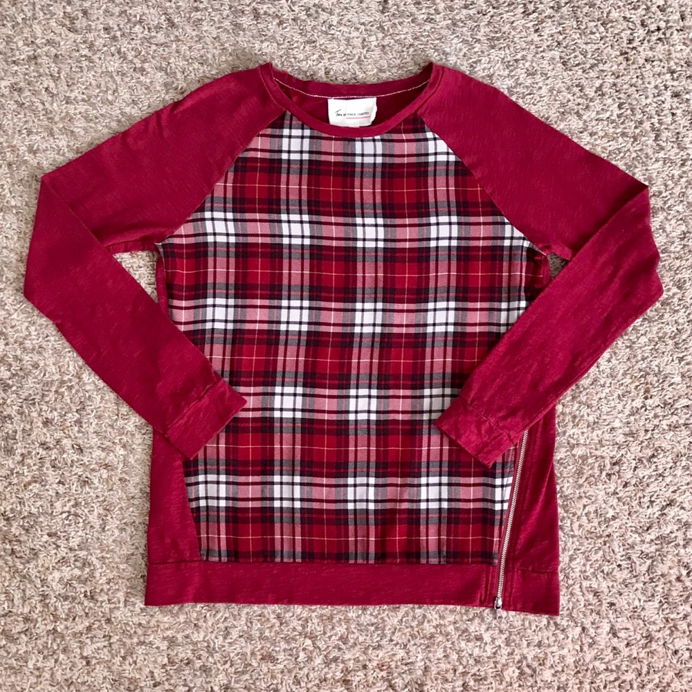 Two By Vince Camuto Red Plaid Top; size XS.